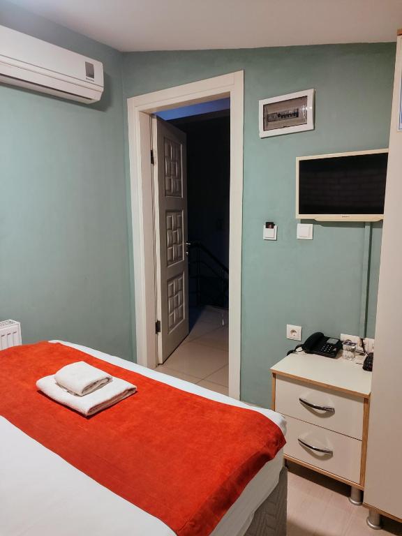 TV a/nebo společenská místnost v ubytování ADOR TROIA HOTEL