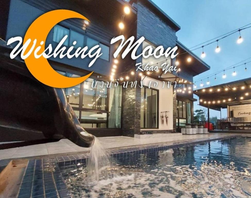 einem Pool mit Wasserrutsche vor einem Haus in der Unterkunft Wishing Moon Khaoyai Home Chanchaokha Resort in Pong Talong