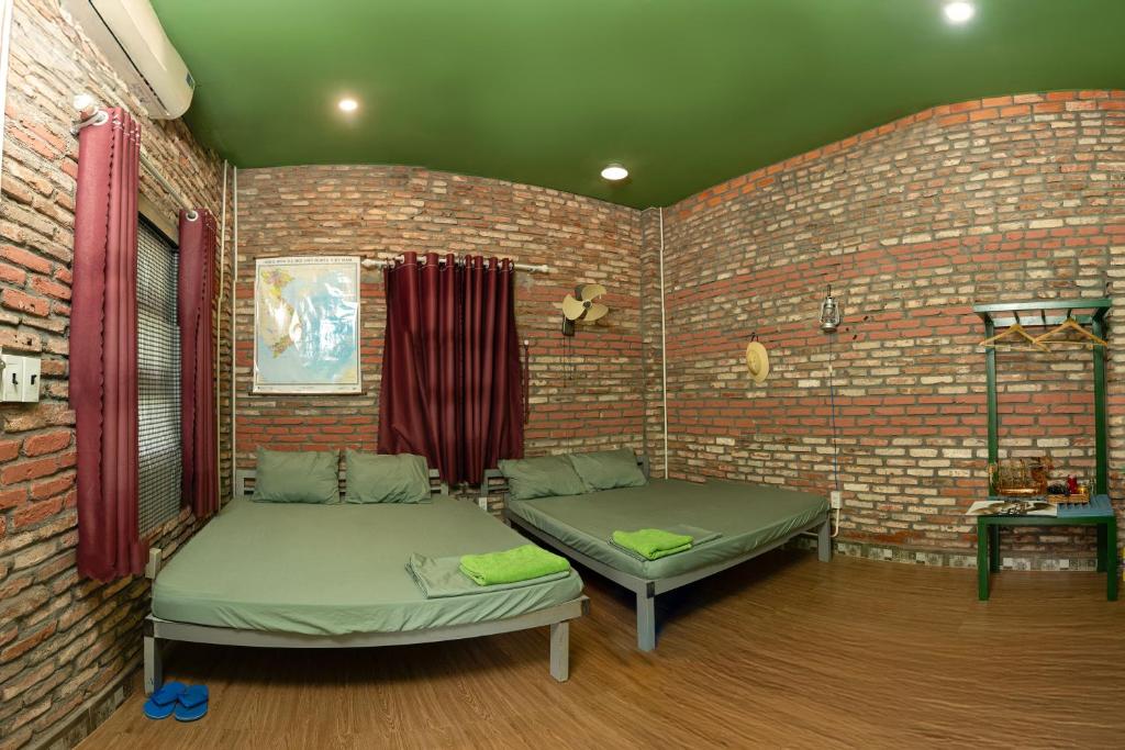 Postel nebo postele na pokoji v ubytování The Snail Haven Pub And Stay - Con Dao