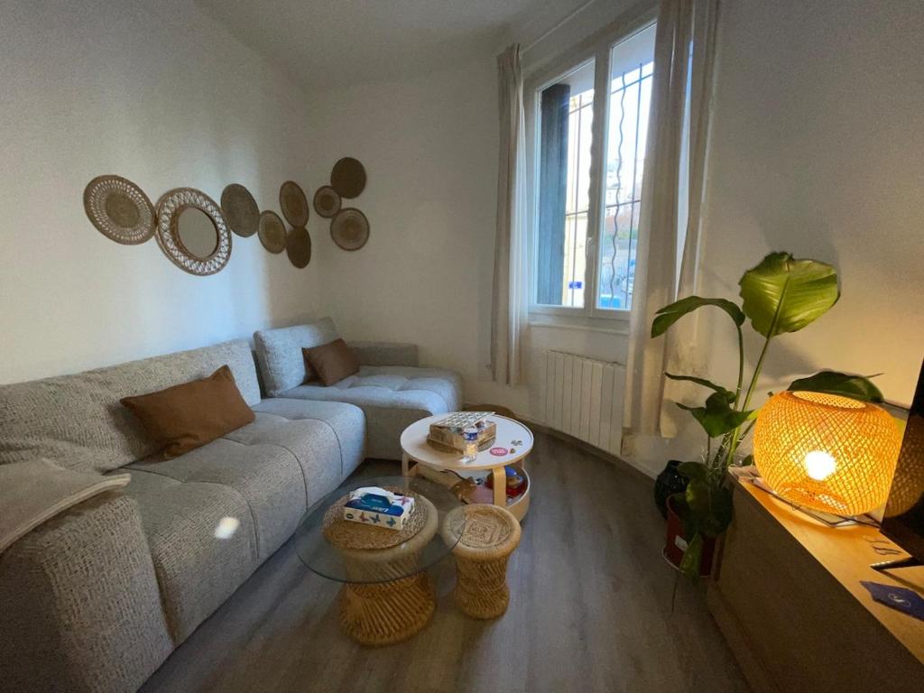 un salon avec un canapé et une table dans l'établissement Au coeur de Marseille, à Marseille