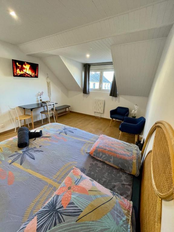 une chambre avec un lit et une table dans une pièce dans l'établissement BLUE MOON, à Saint-Nazaire