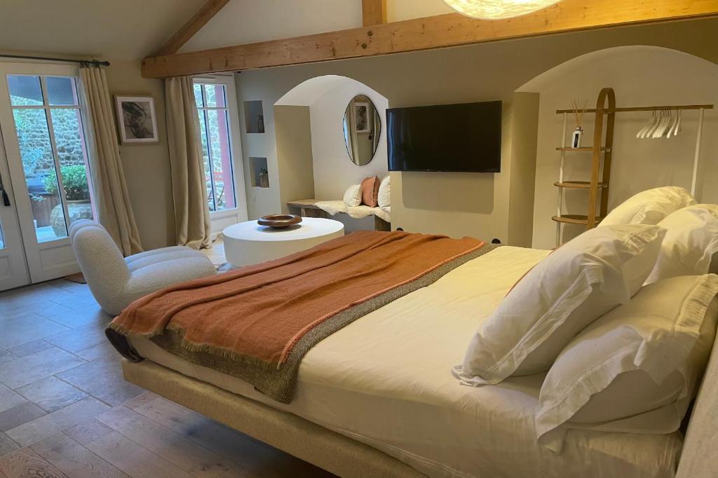 ein Schlafzimmer mit großem Bett und Fernseher in der Unterkunft Villa Louisa in Saint-Malo