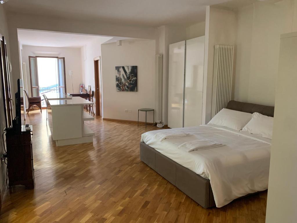 sypialnia z łóżkiem i drewnianą podłogą w obiekcie Loft del Pratello w Bolonii