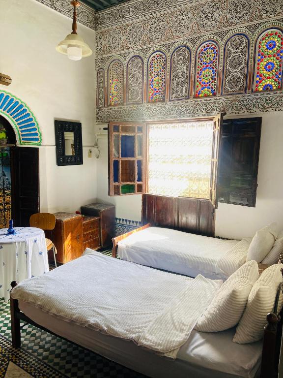 Postel nebo postele na pokoji v ubytování Fes Iconic yedouna hostel