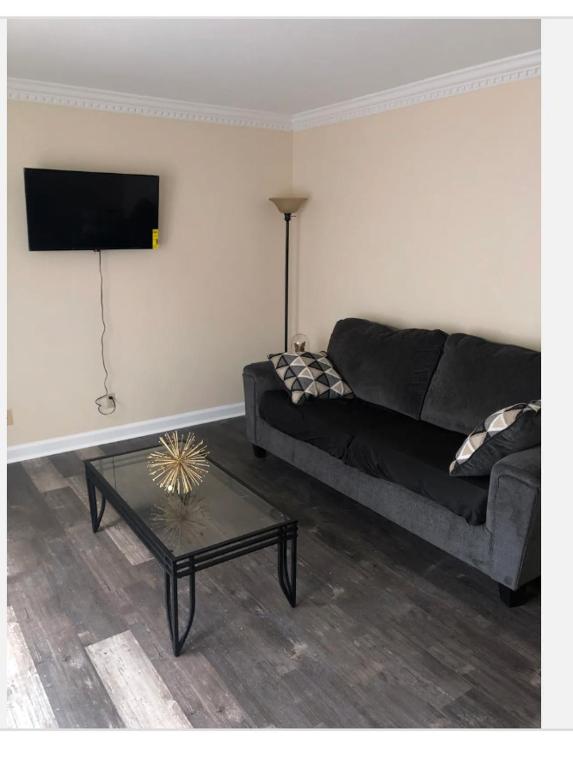 温斯顿·塞勒姆Private Master Queen Room的客厅里有一张沙发和一张咖啡桌。