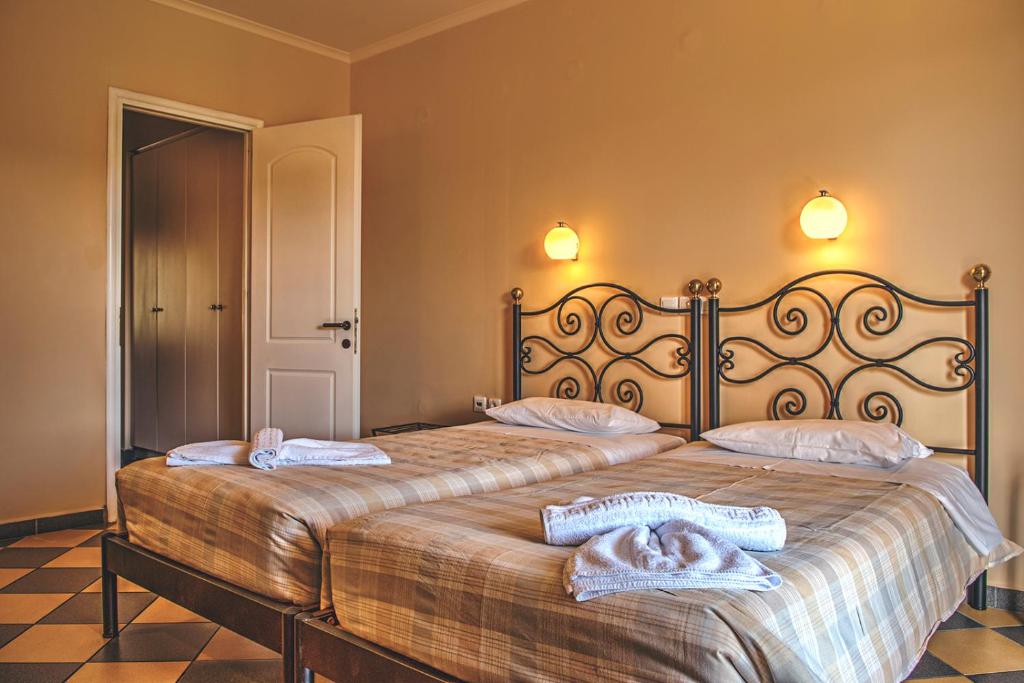 Postel nebo postele na pokoji v ubytování Legends Hotel Sidari Corfu