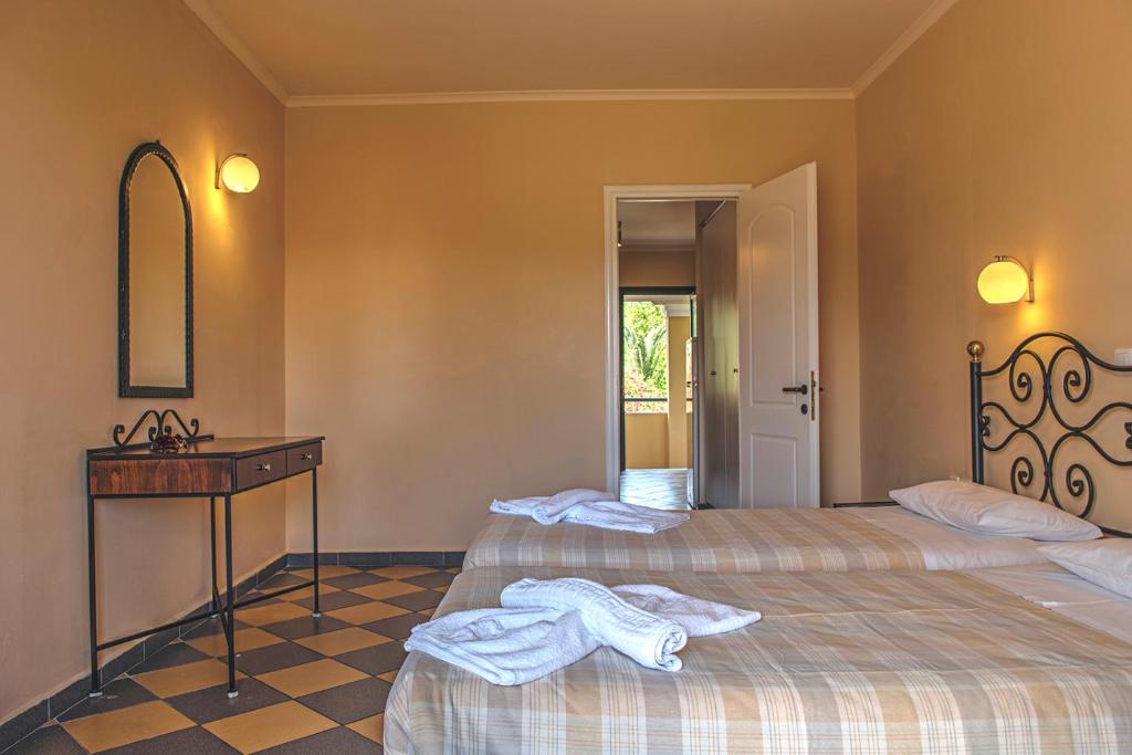 Postel nebo postele na pokoji v ubytování Legends Hotel Sidari Corfu