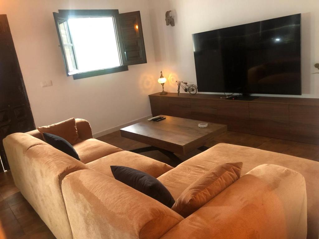 Televízia a/alebo spoločenská miestnosť v ubytovaní Villa del Sol