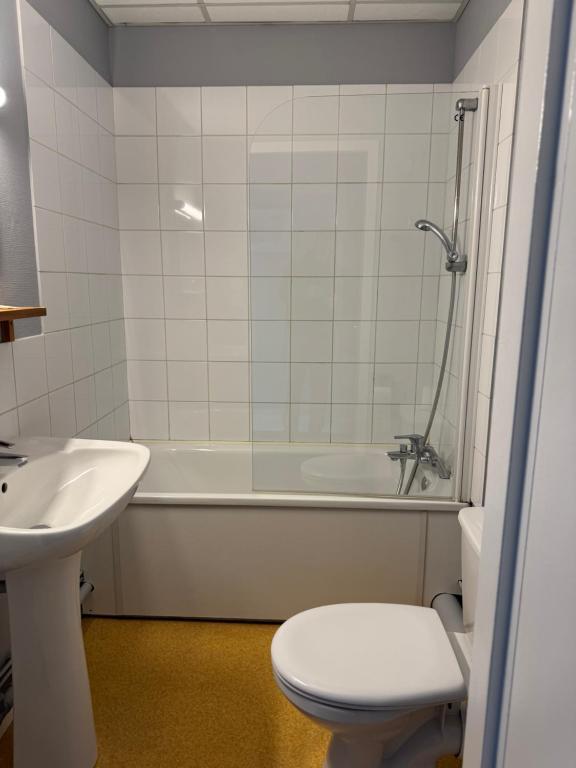 Koupelna v ubytování Abc Hotel