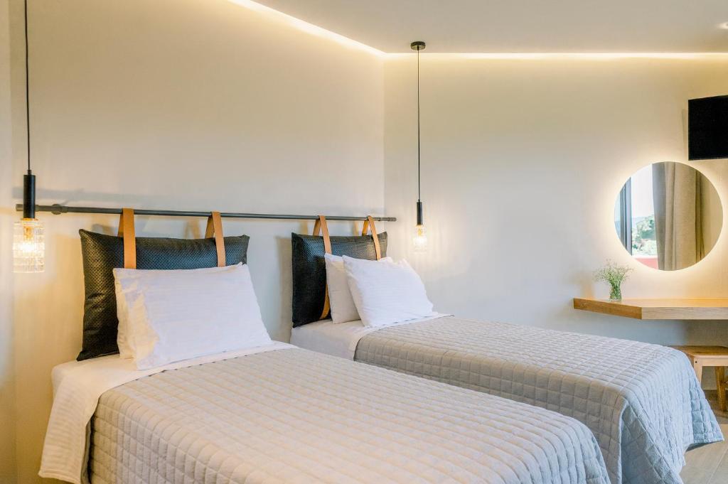 Postel nebo postele na pokoji v ubytování Legends Hotel Sidari Corfu