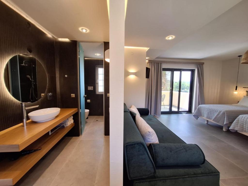 Postel nebo postele na pokoji v ubytování Legends Hotel Sidari Corfu