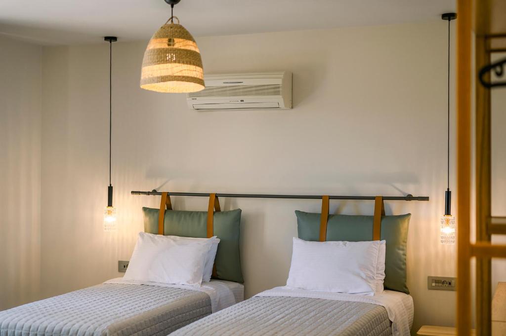 Postel nebo postele na pokoji v ubytování Legends Hotel Sidari Corfu