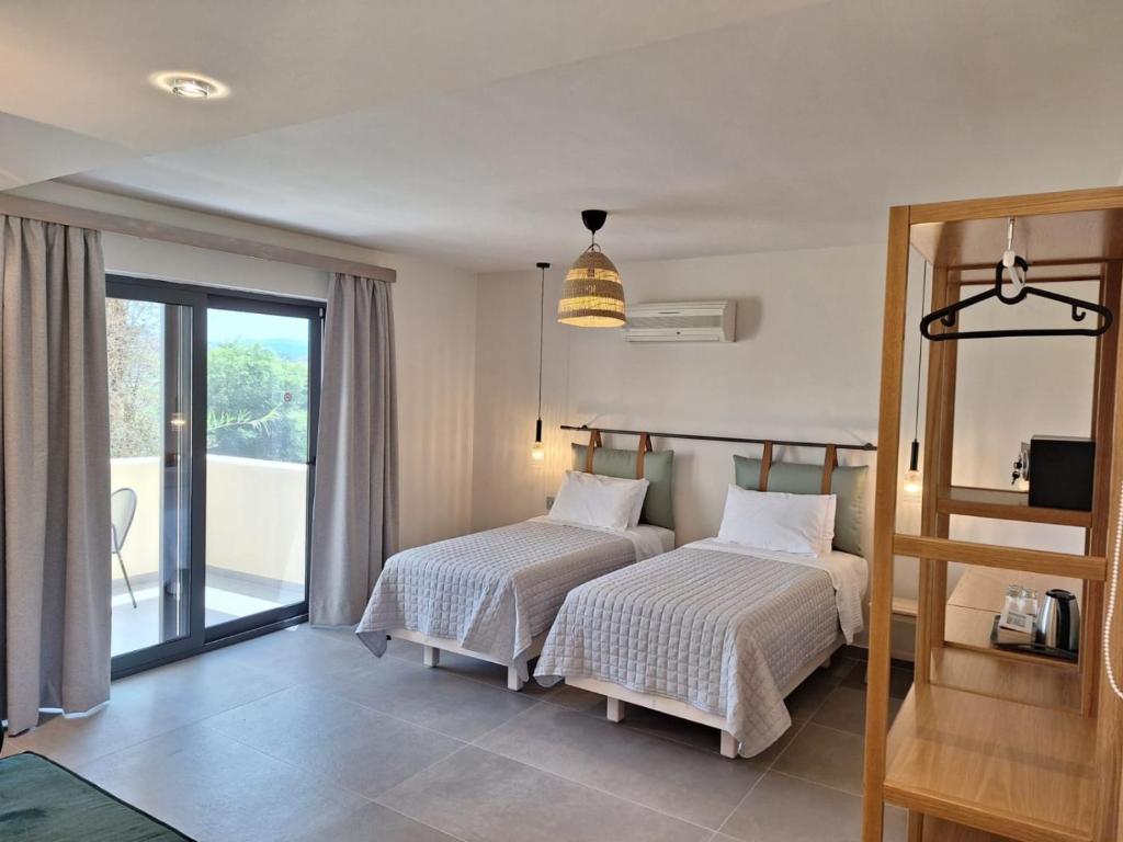 Postel nebo postele na pokoji v ubytování Legends Hotel Sidari Corfu