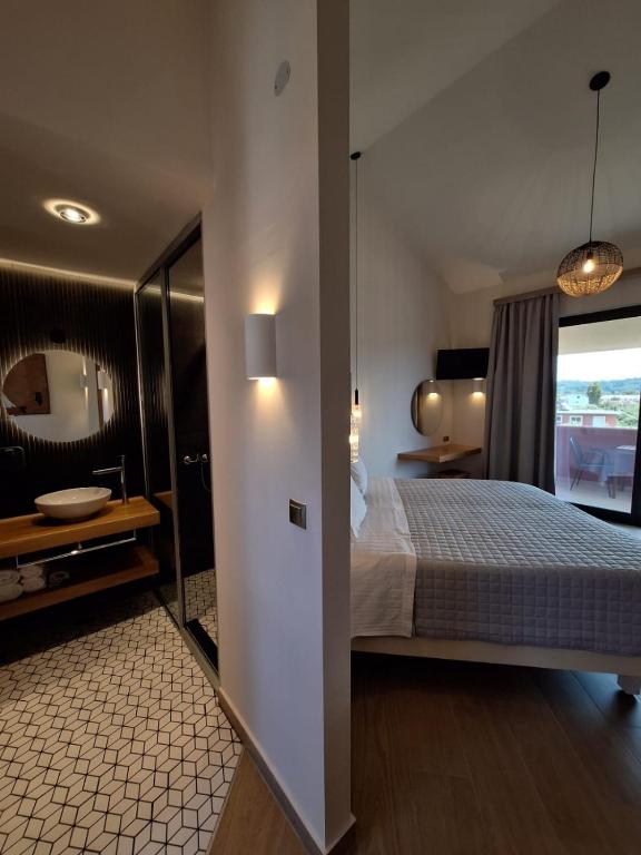 Postel nebo postele na pokoji v ubytování Legends Hotel Sidari Corfu