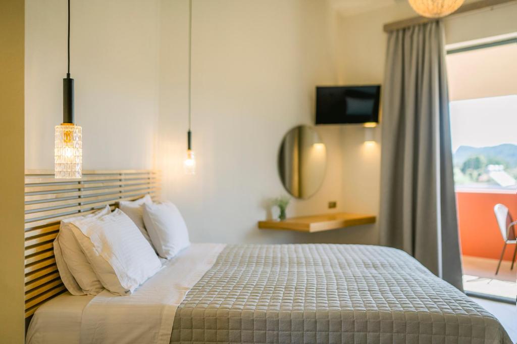 Postel nebo postele na pokoji v ubytování Legends Hotel Sidari Corfu