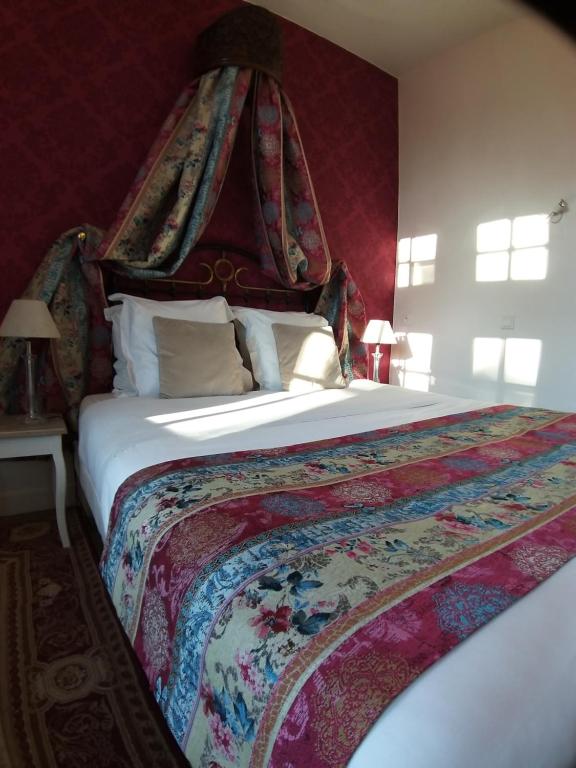 Postel nebo postele na pokoji v ubytování Manoir XV Domaine de Peyrafort