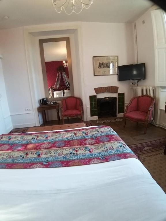 Postel nebo postele na pokoji v ubytování Manoir XV Domaine de Peyrafort