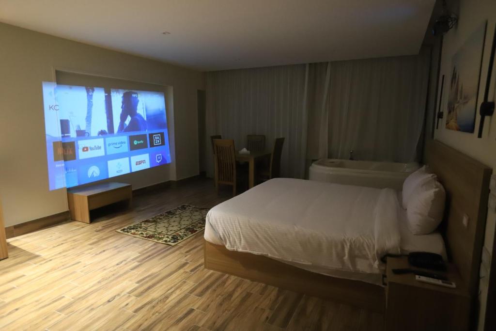 TV a/nebo společenská místnost v ubytování Rosetta Pyramids Inn