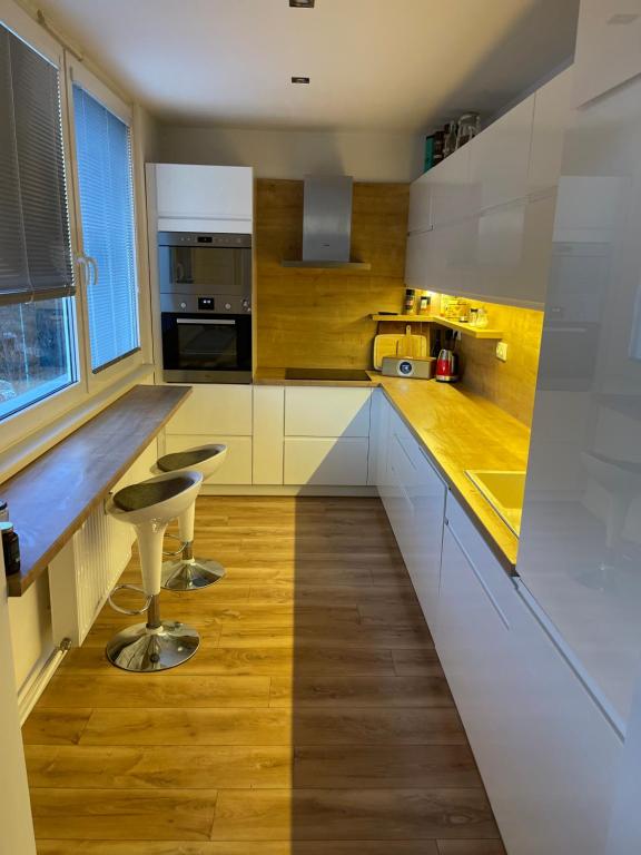 Kuchyňa alebo kuchynka v ubytovaní Apartmán Letná