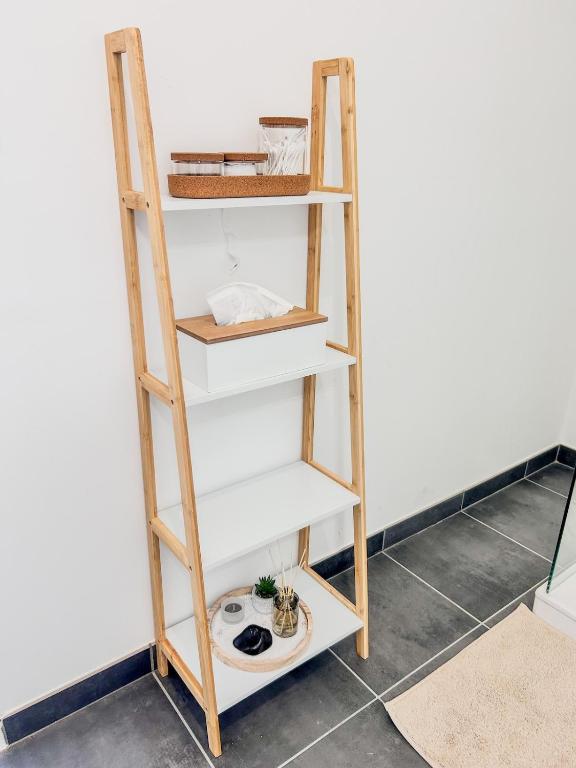 Palanda nebo palandy na pokoji v ubytování Studio Cosy idéalement situé