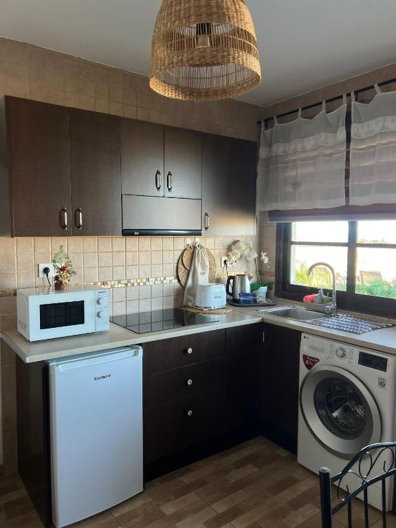Kuchyň nebo kuchyňský kout v ubytování Apartamento Meliyeri1 1ª línea de playa