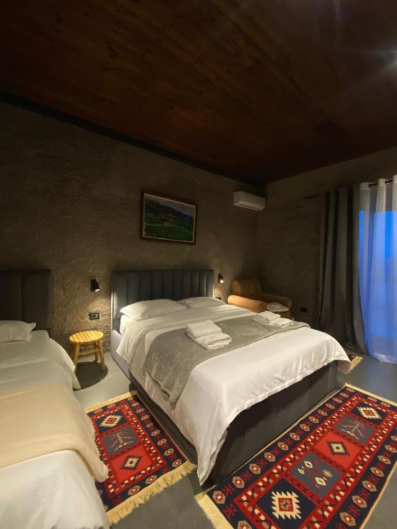 Postel nebo postele na pokoji v ubytování Art House Kruje