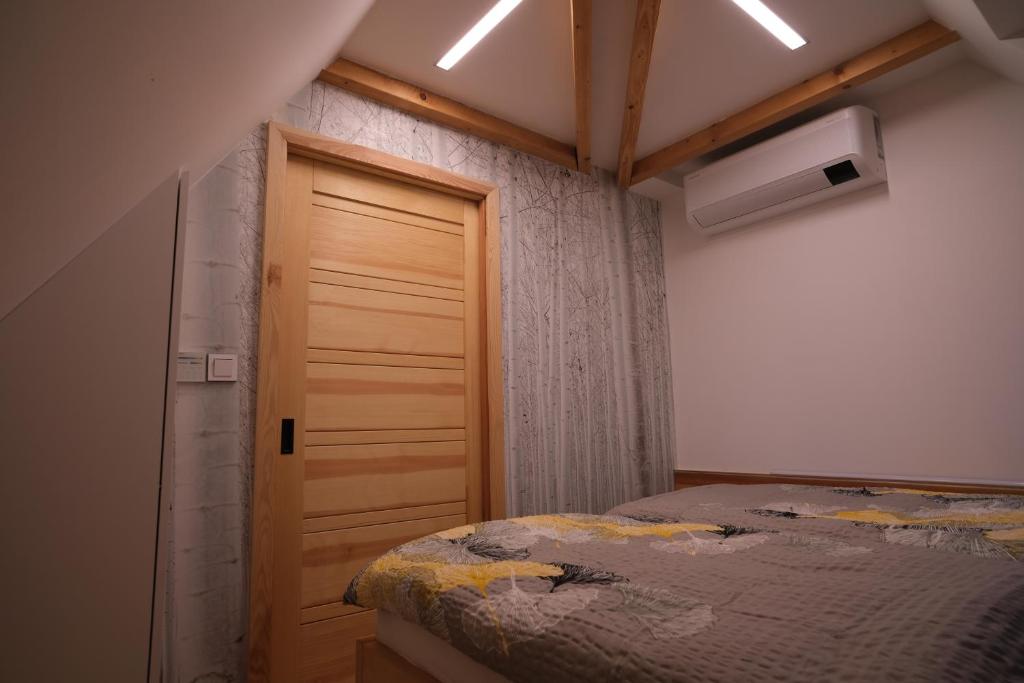 Postel nebo postele na pokoji v ubytování Pyramida pod Lysou s vířivkou