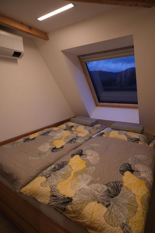 Postel nebo postele na pokoji v ubytování Pyramida pod Lysou s vířivkou