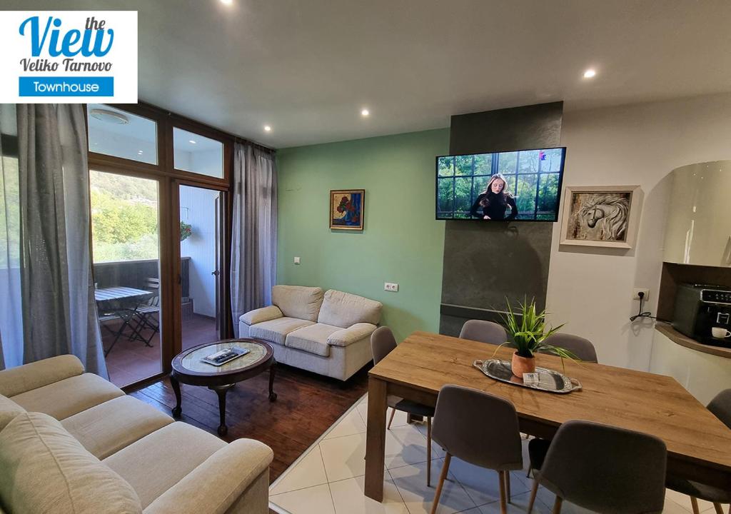 TV a/nebo společenská místnost v ubytování The View Veliko Tarnovo Townhouse