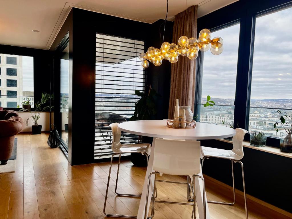 Posezení v ubytování Elegant Sky Apartment with SPA