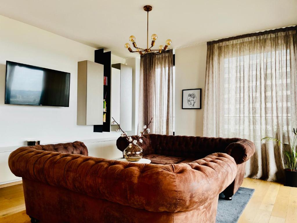TV a/nebo společenská místnost v ubytování Elegant Sky Apartment with SPA