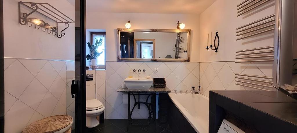 Ένα μπάνιο στο Wyjątkowy Apartament w Sercu Jeleniej Góry