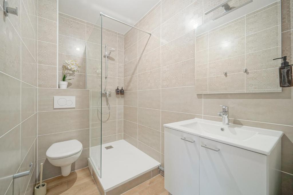 Hotel Trianon Saint Ouen - Double Room With Private Bathroom