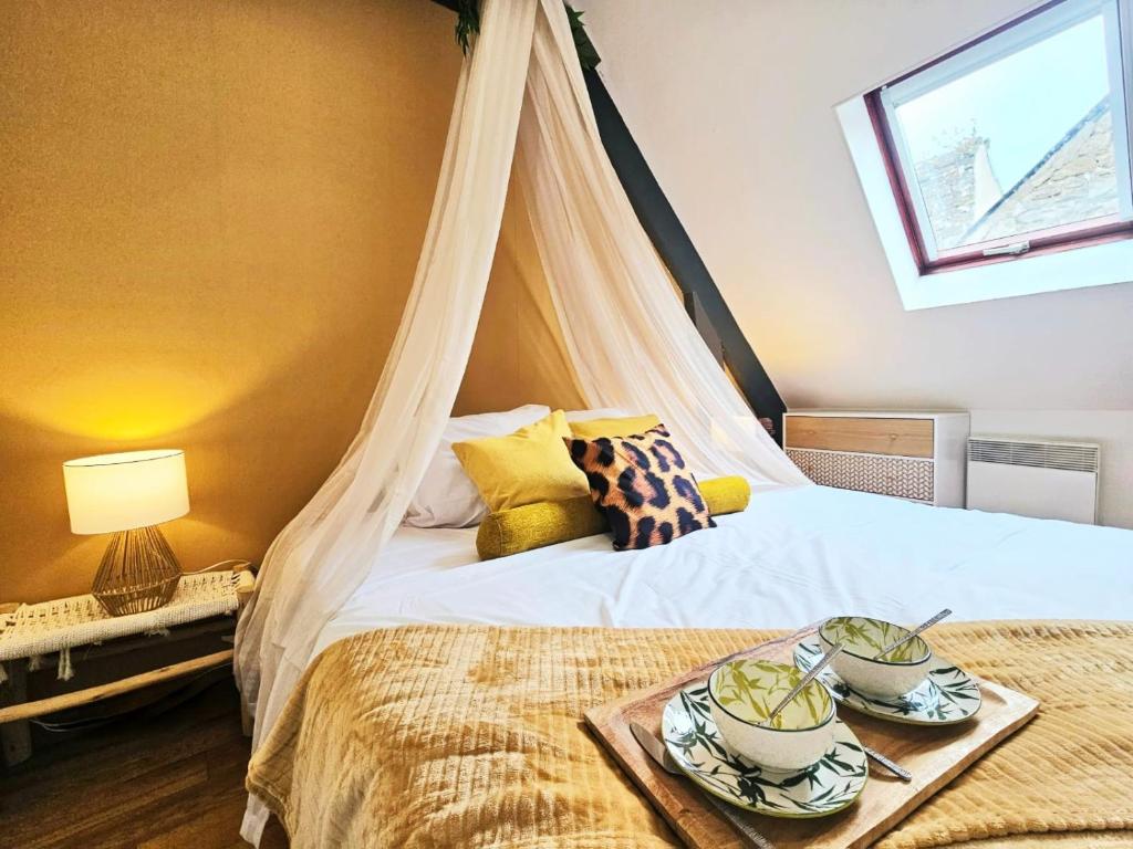 - une chambre avec un lit et 2 assiettes dans l'établissement Jungle, Maison au Coeur des remparts - L'Avenue des Voyageurs, à Boulogne-sur-Mer