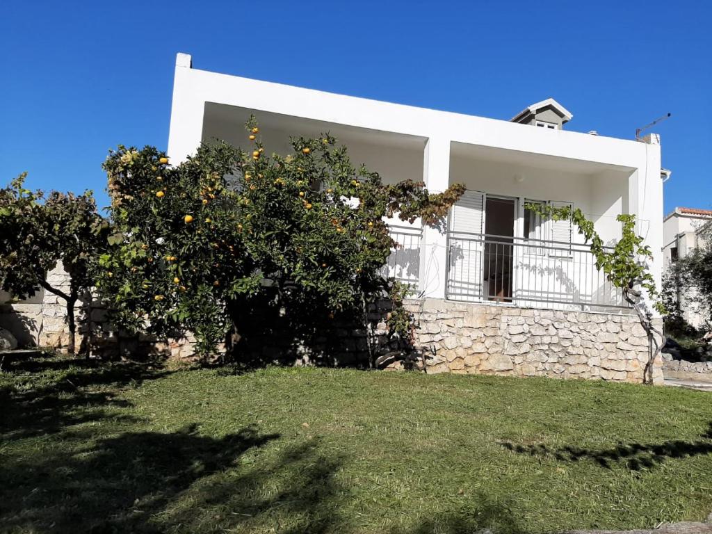 Το κτήριο όπου στεγάζεται  το διαμέρισμα