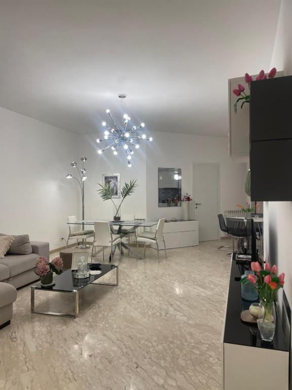 Dama Maria Elena - 1 min walk to Valle Aurelia Metro