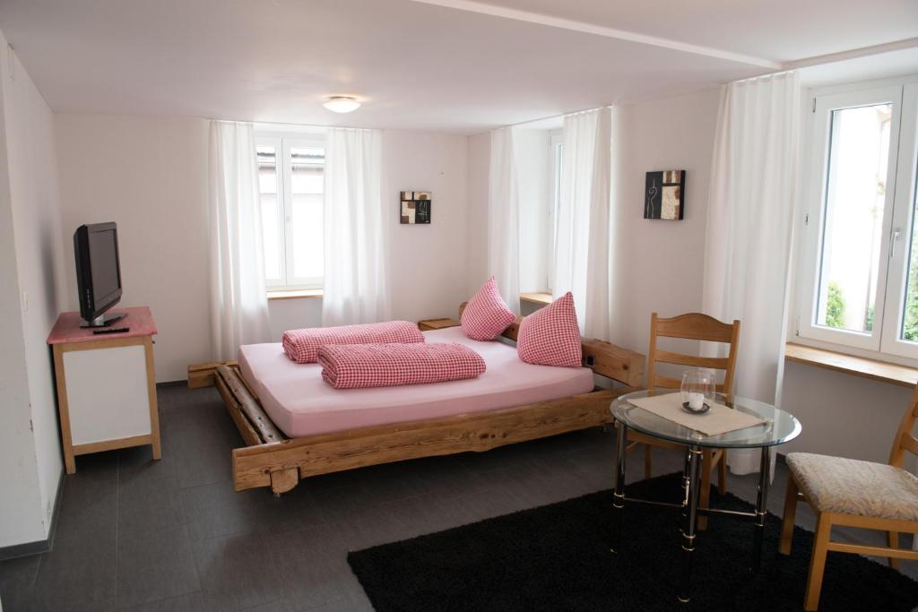 Una cama o camas en una habitación de Hirschen B&B