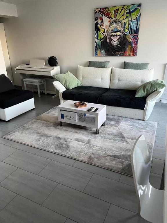 un salon avec un canapé et une table basse dans l'établissement Petit Saint James Croisette, à Cannes