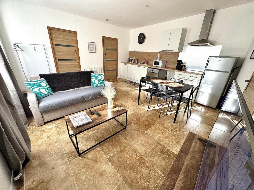 un salon avec un canapé et une table dans l'établissement T2 - Tendance avec place de parking devant la porte d'entrée, à Orléans