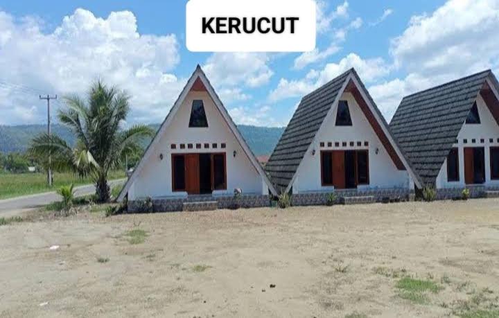 a large white house with a gambrel roof at Penginapan & Homestay Ratu Pantai Geopark Ciletuh in Cikadal