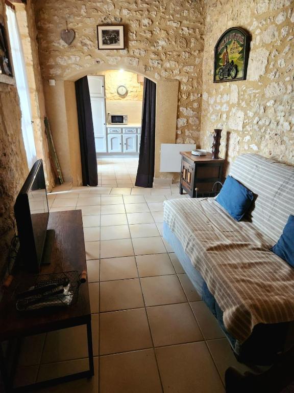 une chambre avec un lit et une table dans une pièce dans l'établissement Maison en pierre Chez Sorel, à Couze-et-Saint-Front