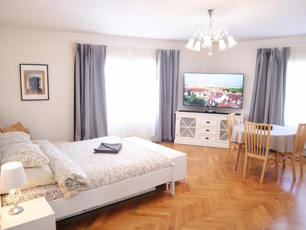 Telewizja i/lub zestaw kina domowego w obiekcie At the Blue Lion & Parking Assistance