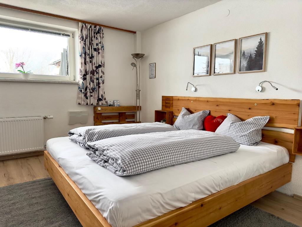 Un dormitorio con una cama grande y una ventana. en Zentrales Apartment in Seefeld, en Seefeld in Tirol
