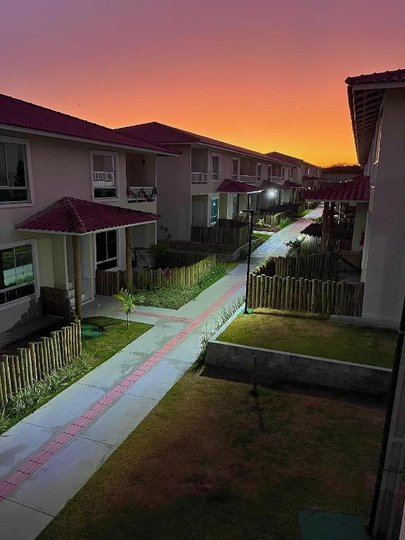 an empty street in a residential neighborhood at sunset at Lar aconchegante in Caruaru