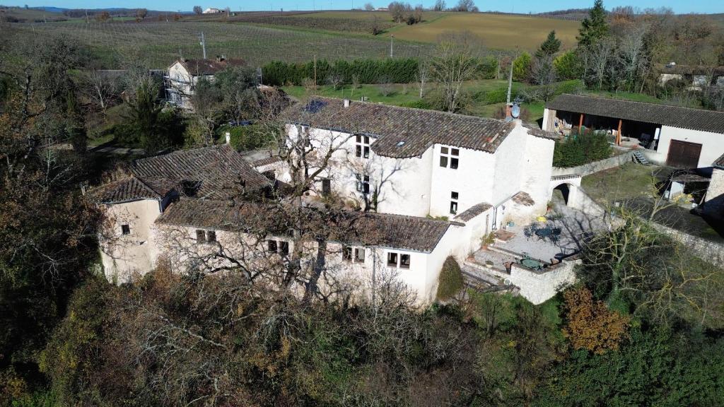 une vue aérienne d'une grande maison blanche dans l'établissement Gite dans un château féodal au coeur de la Toscane occitane Albi-Cordes-Rabastens, à Senouillac