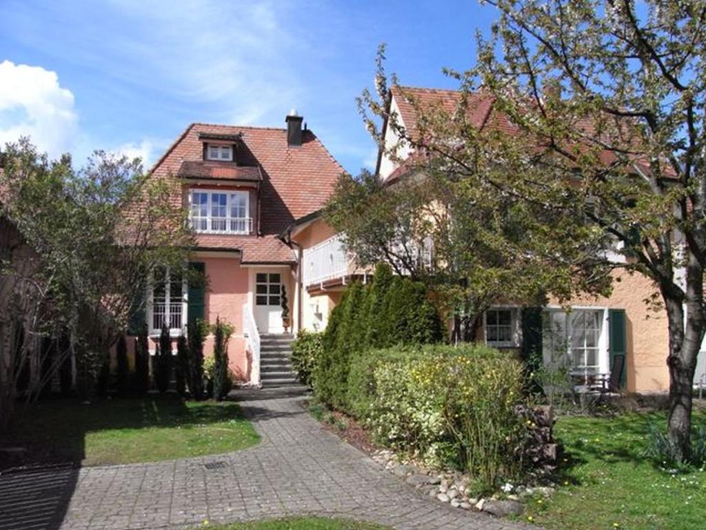 a pink house with a pathway leading to it at Romantikappartements Staufen in Staufen im Breisgau