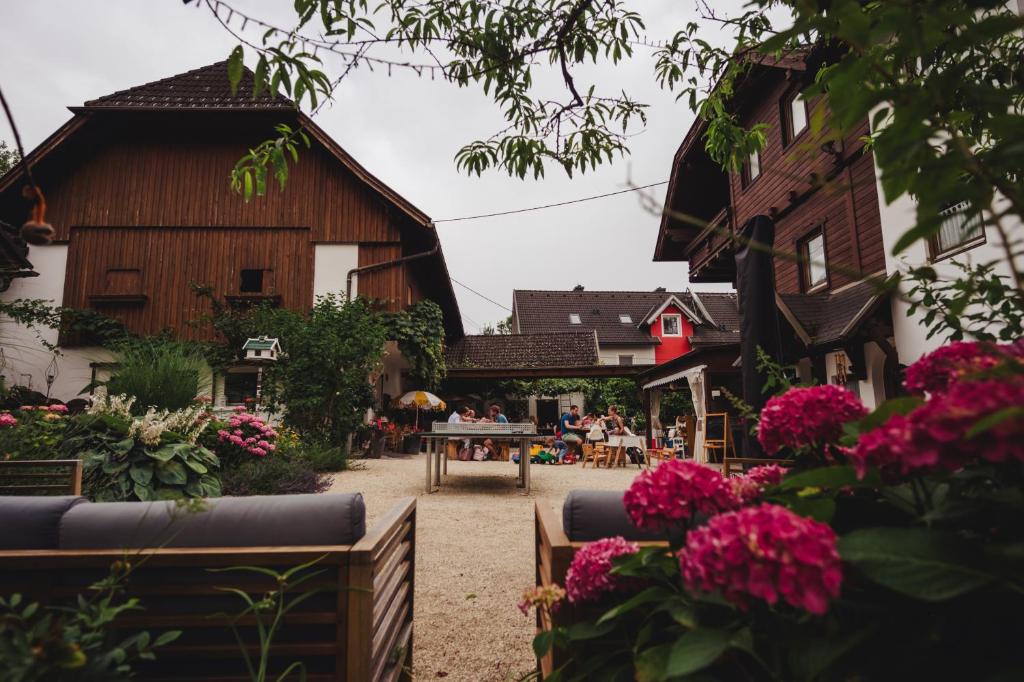 A garden outside Die Labsalerie - Urlauben am Wörthersee