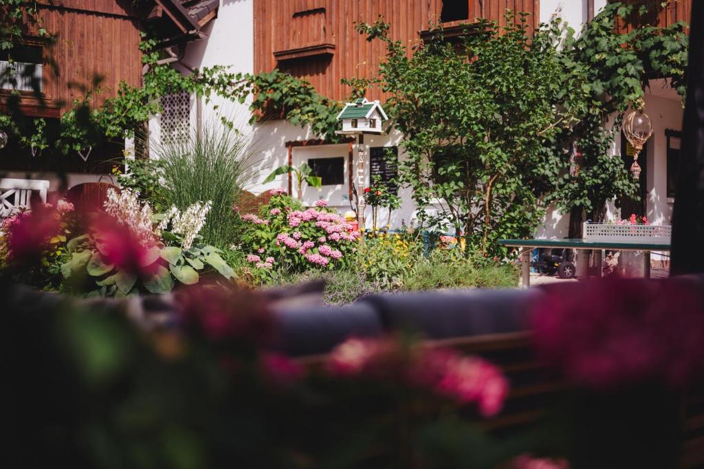 A garden outside Die Labsalerie - Urlauben am Wörthersee