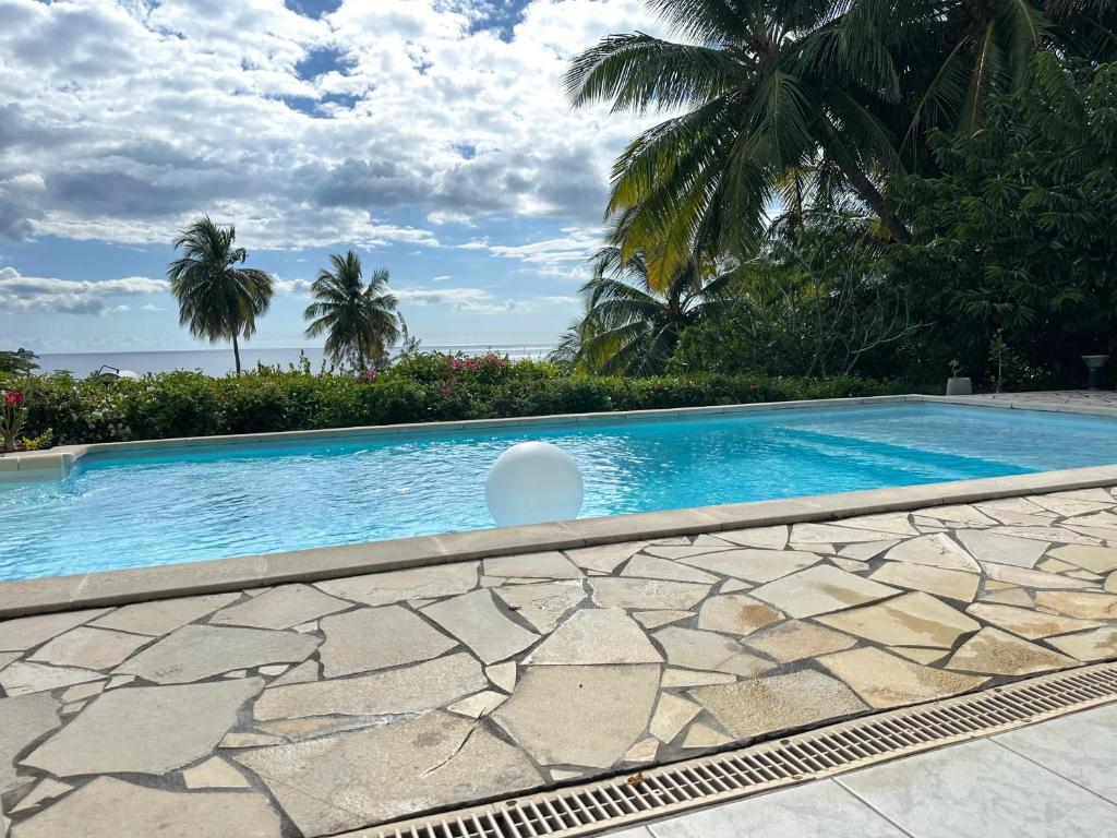 Bazén v ubytování Villa en bord de mer à Saint-Pierre, 100 m² nebo v jeho okolí