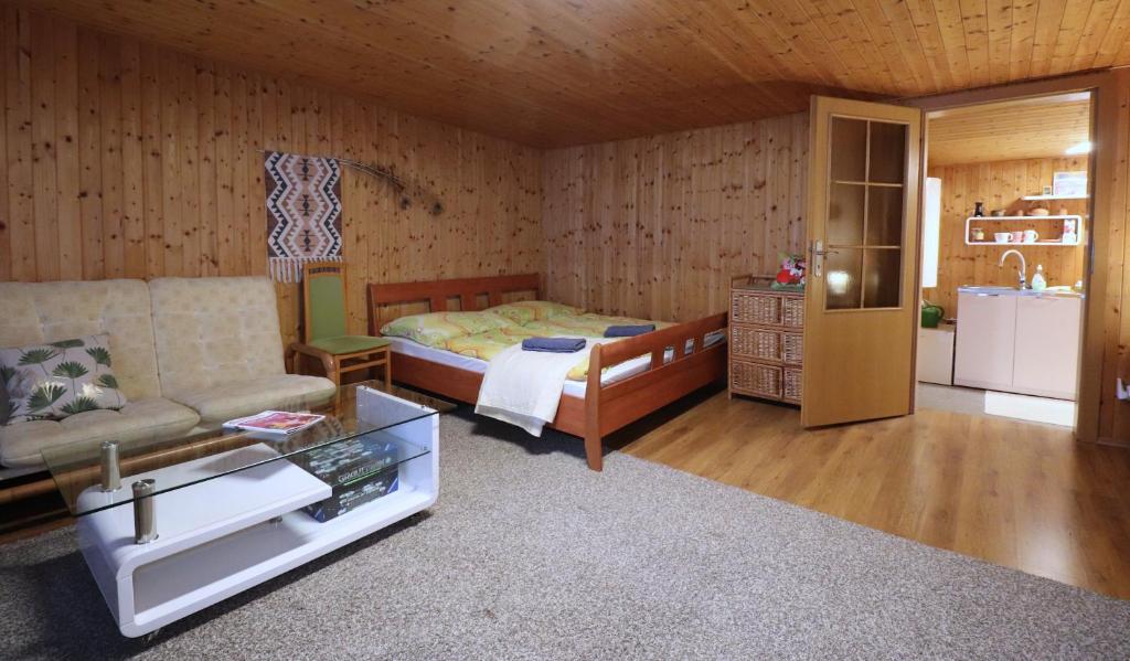 Postel nebo postele na pokoji v ubytování Penzion Tesák-ČERŇAVA